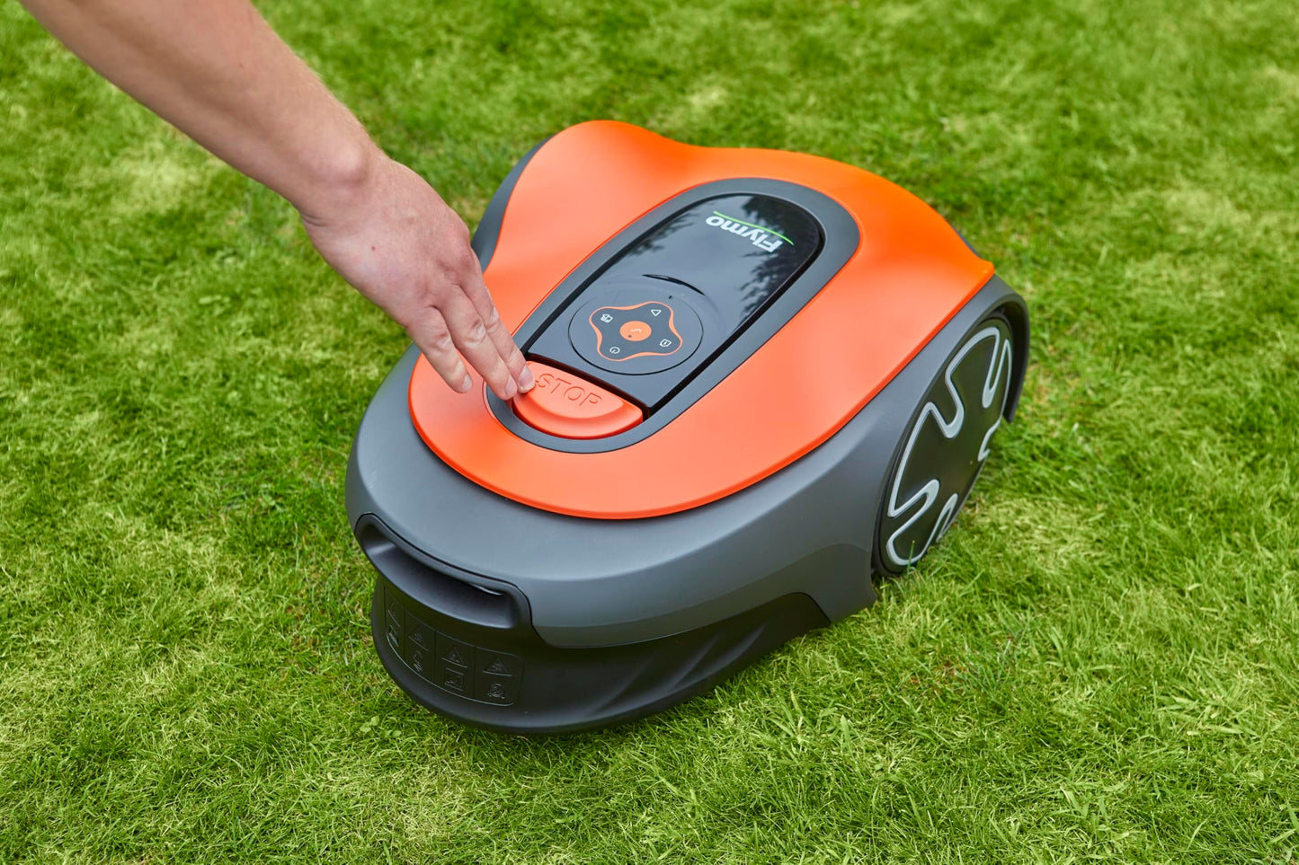Flymo EasiLife 150 GO Mähroboter, bis 150m², ultraleise, Bluetooth-Steuerung, Sicherheitssensoren, schlauchwaschbar, gepflegter Rasen, Orange