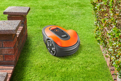 Flymo EasiLife 150 GO Mähroboter, bis 150m², ultraleise, Bluetooth-Steuerung, Sicherheitssensoren, schlauchwaschbar, gepflegter Rasen, Orange
