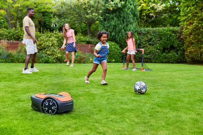 Flymo EasiLife 150 GO Mähroboter, bis 150m², ultraleise, Bluetooth-Steuerung, Sicherheitssensoren, schlauchwaschbar, gepflegter Rasen, Orange
